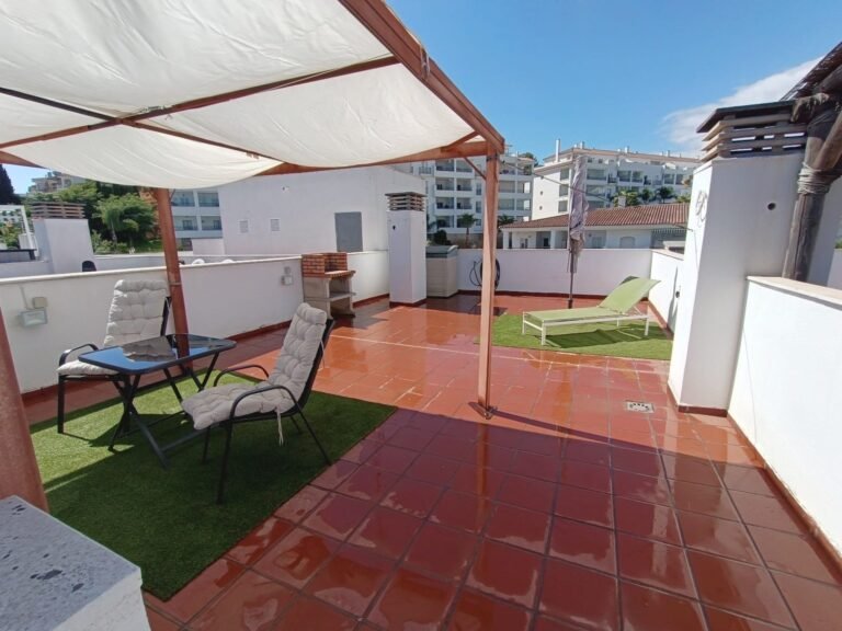 Ático con impresionante solárium privado y vistas al mar en Torrenueva, Mijas