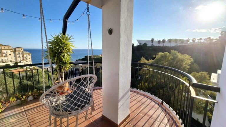 Ático reformado con terraza de 32 m² y vistas al mar en Carvajal en Benalmádena