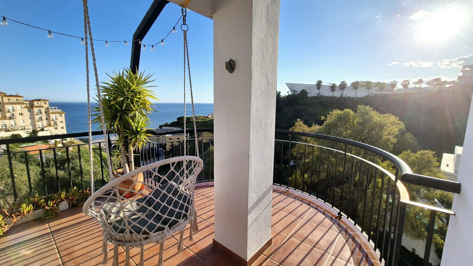 Ático reformado con terraza de 32 m² y vistas al mar en Carvajal en Benalmádena