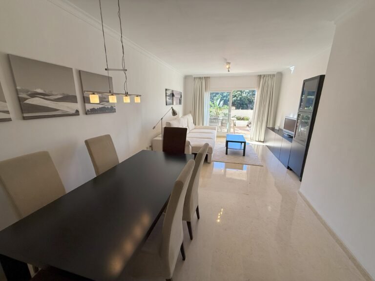 Exclusivo ático con vistas al mar y 6 piscinas en zona residencial en Elviria, Marbella