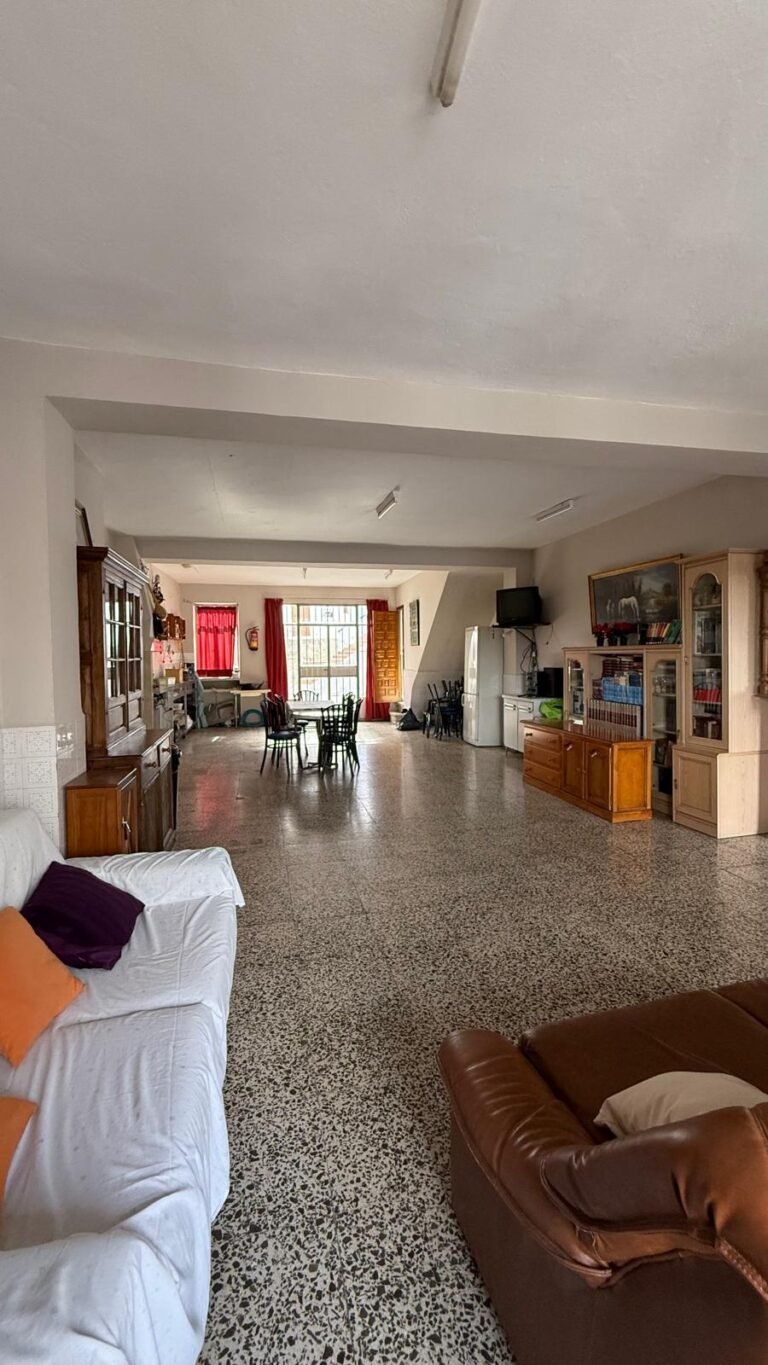 Casa independiente con local comercial y bodega en el cerrazón de Guaro en Guaro