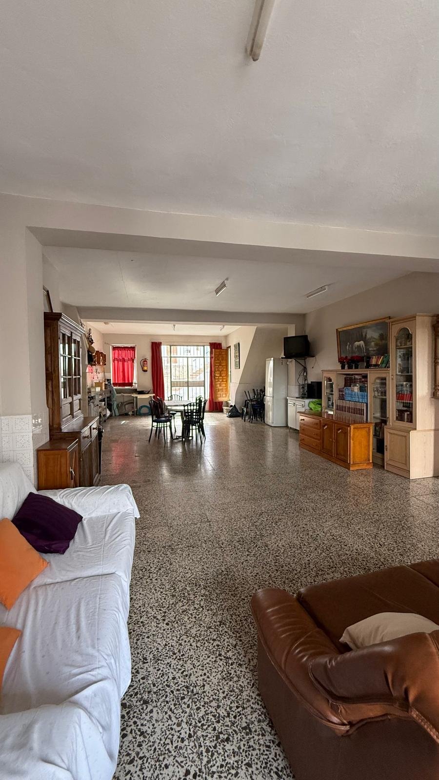 Casa independiente con local comercial y bodega en el cerrazón de Guaro en Guaro