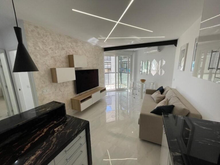 Marbella Centro: 5ª Planta reformada con vistas al mar y alta rentabilidad. en Marbella
