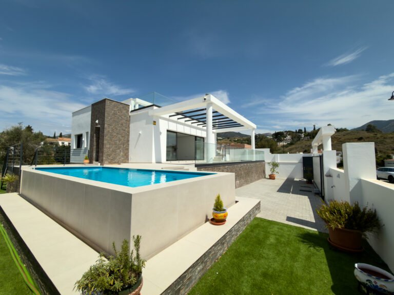 Obra Nueva en Mijas-Fuengirola: Villa de Lujo con Vistas al Mar y Piscina Privada en Carretera de Mijas