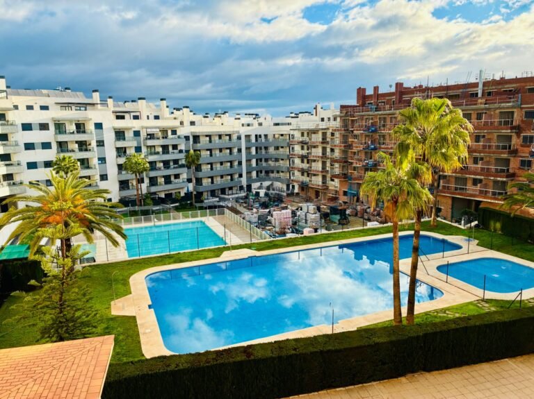 Residencial Los Almendros: Gran Piso de 3 Dormitorios con Garaje, Trastero y Piscina. en Las Lagunas, Mijas