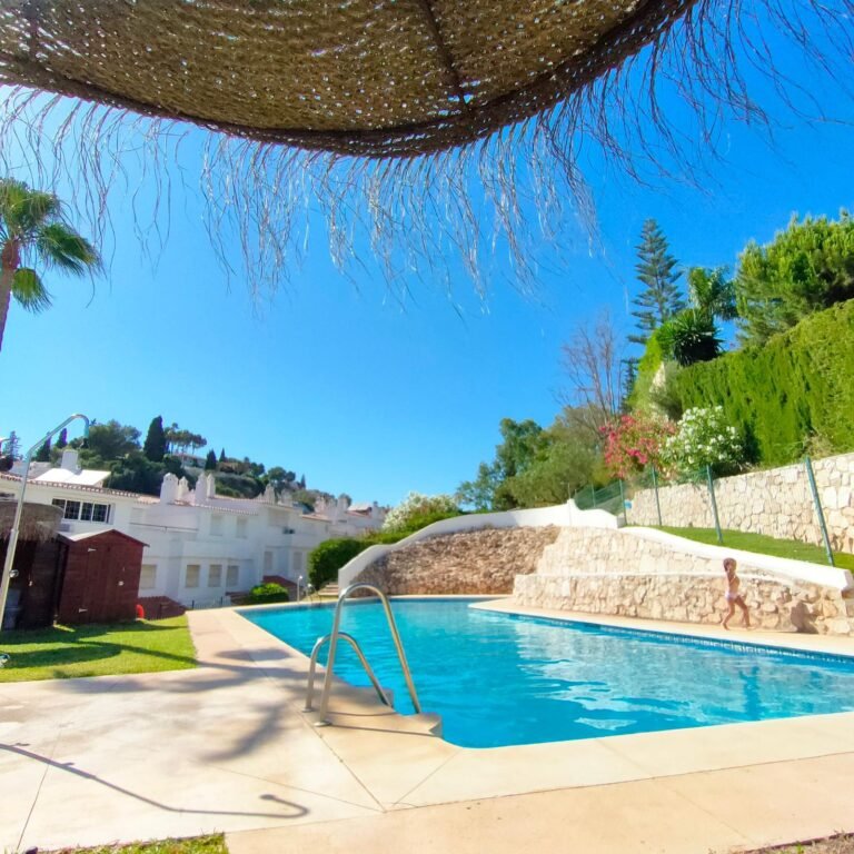 Gran Adosado en La Sierrezuela: 280 m², Placas Solares y Cocina de Estreno. en La Sierrezuela, Mijas
