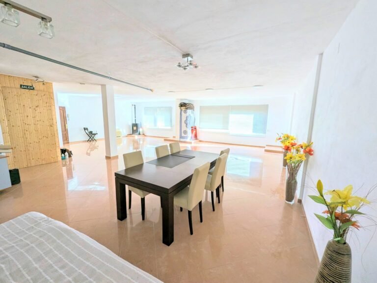 Oportunidad en Guaro: Casa de 320 m² con Diseño Loft y Cochera Gigante. en Guaro