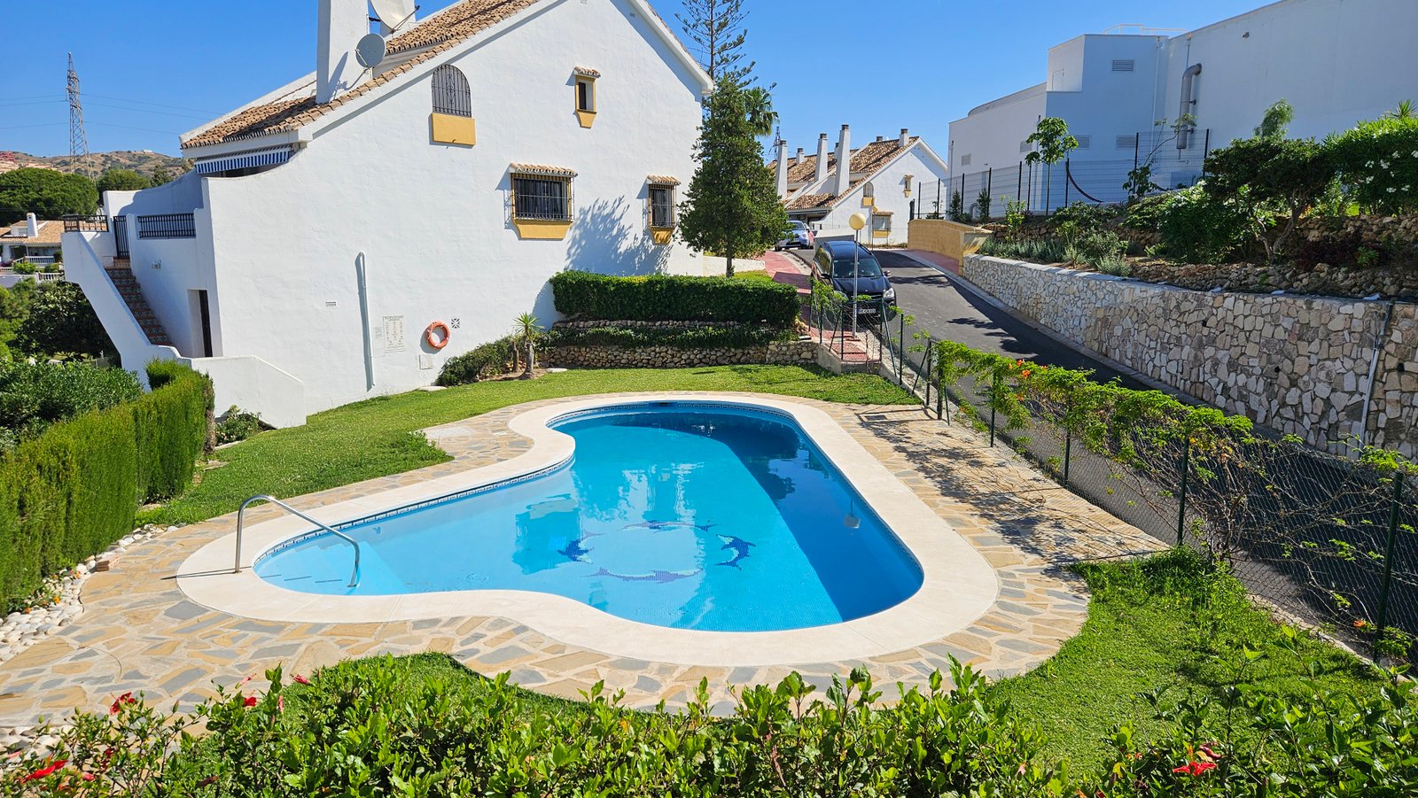 ADOSADO REFORMADO CON ESTUDIO INDEPENDIENTE Y VISTAS AL MAR EN CALAHONDA, MIJAS en Calahonda, Mijas