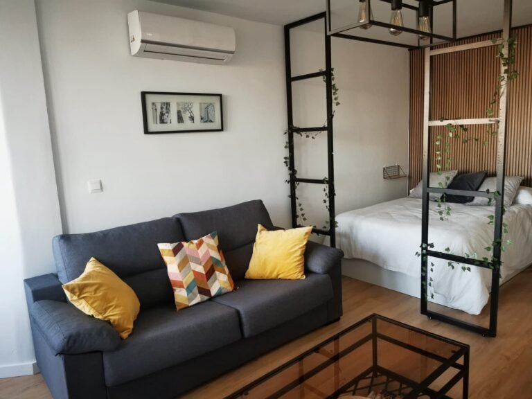 ESTUDIO CON LICENCIA TURÍSTICA Y VISTAS AL MAR EN CALAHONDA en Urbanización algaida, Calahonda
