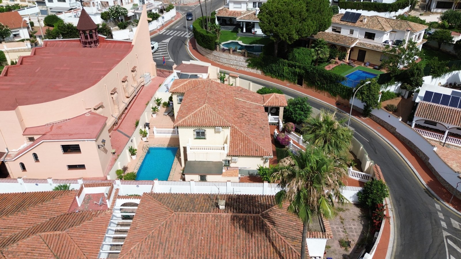 VILLA INDEPENDIENTE CON PISCINA Y GRAN PARCELA en Benalmádena