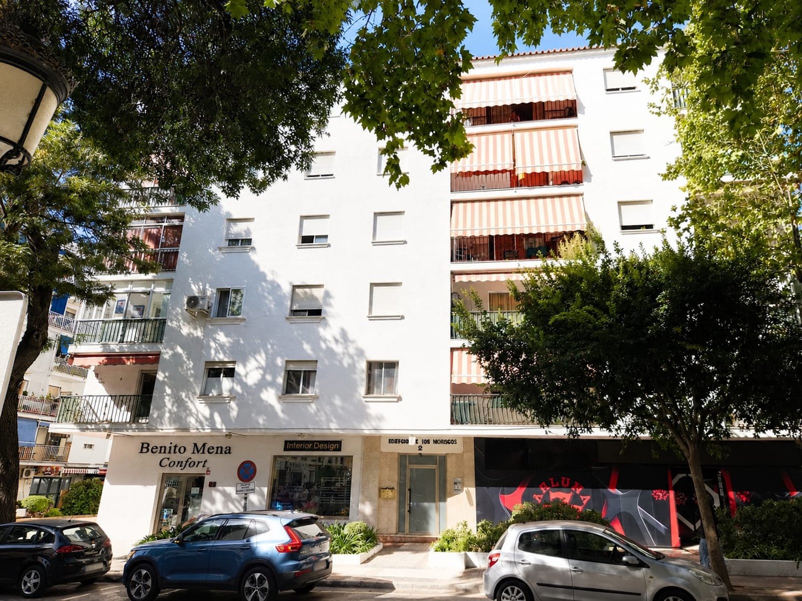 Fachada del edificio de la propiedad GV-177 en San Pedro de Alcántara