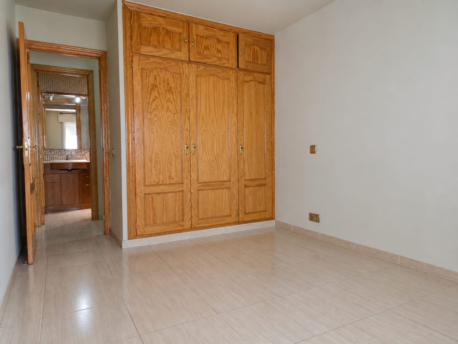 Dormitorio con armario de la propiedad GV-177 en San Pedro de Alcántara