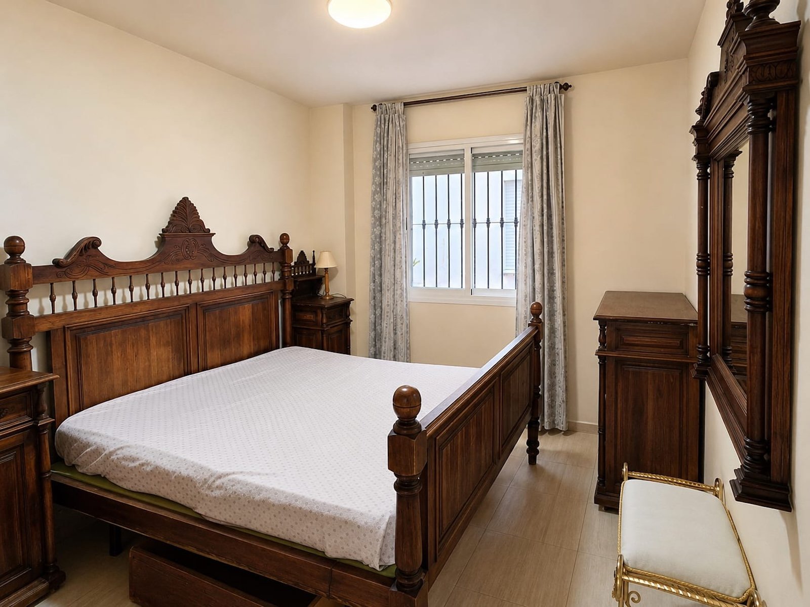 Dormitorio principal de la propiedad GV-177 en San Pedro de Alcántara