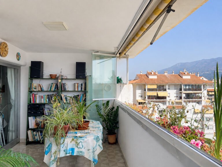 Piso con terraza y vistas abiertas junto a la plaza de la Hispanidad en Calle Romería del Rocío 8, Plaza de la Hispanidad, Fuengirola