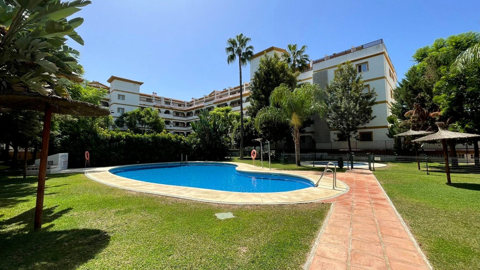 Piscina y jardines de la propiedad GV-189 en Hacienda Mijas Golf