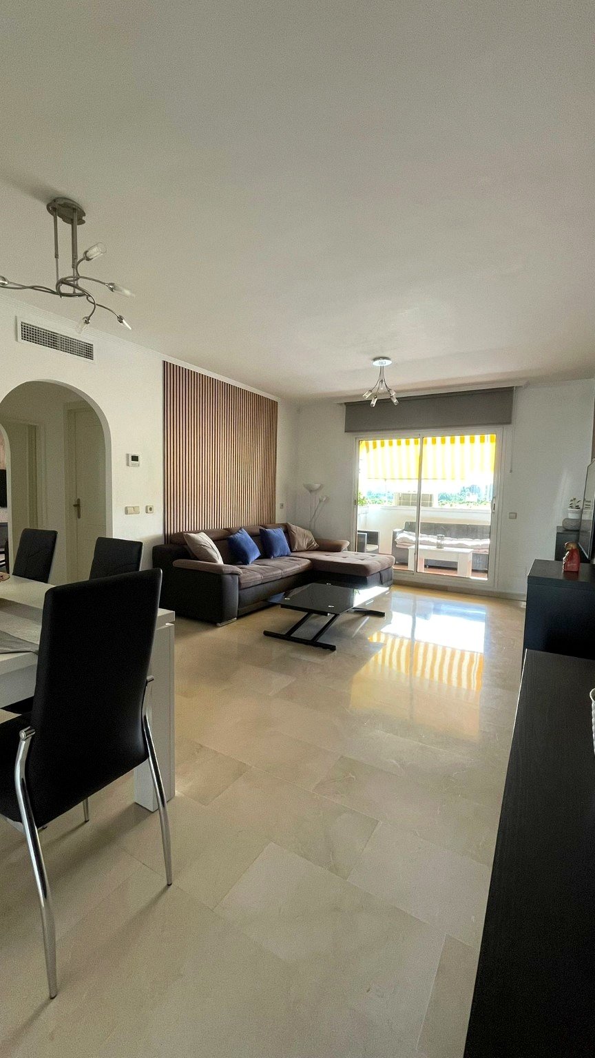 Salón con acceso a la terraza de la propiedad GV-189 en Hacienda Mijas Golf