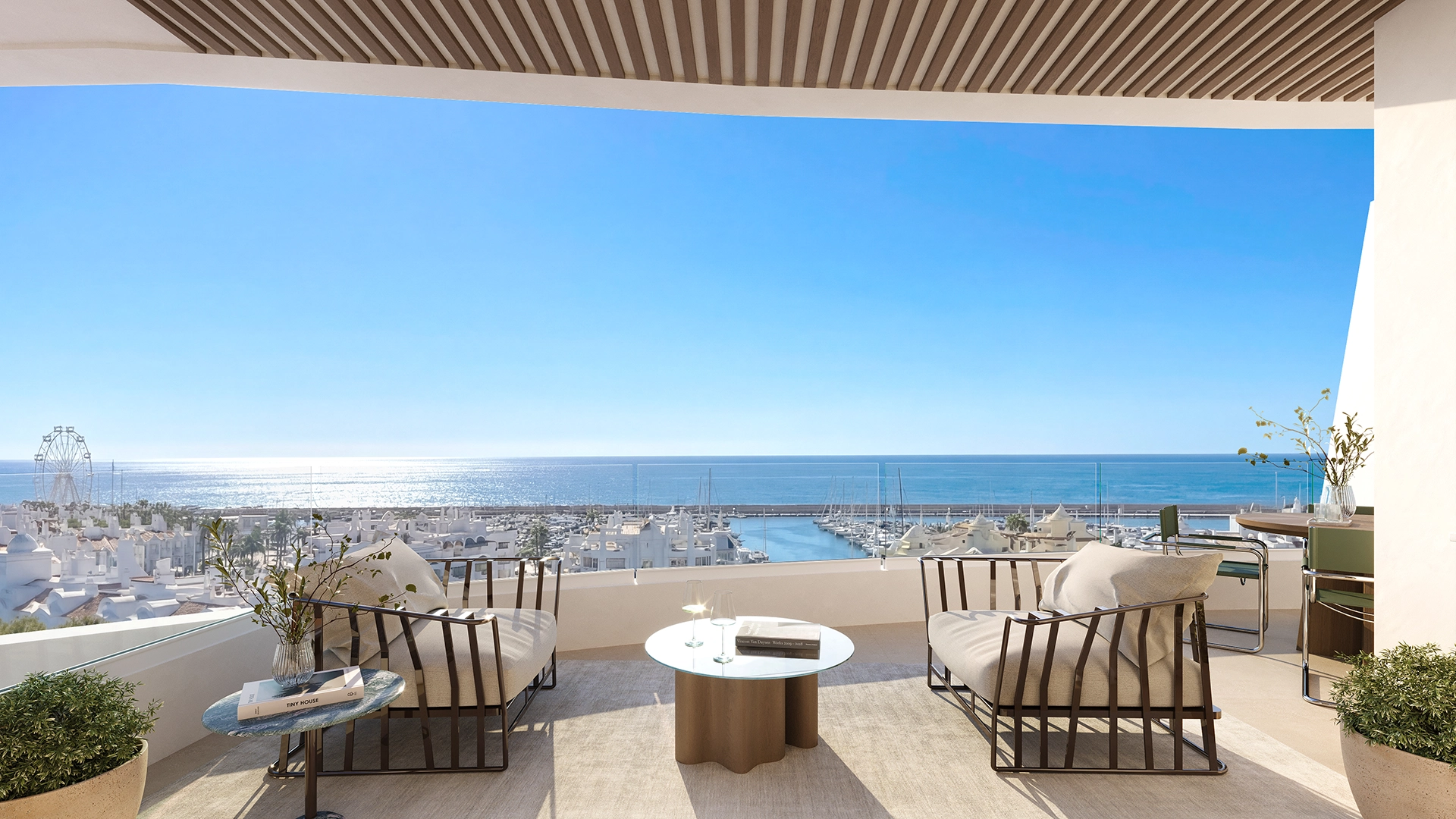 Terraza de Marina Golden Bay con vistas a Puerto Marina y al mar